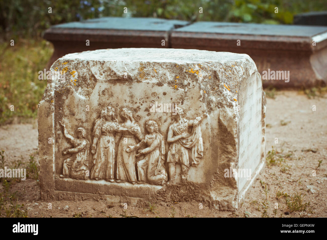 KOPORYE, Russie - le 19 août 2014 : en relief sur une seule pierre sur l'emplacement de Koporye forteresse, Russie Banque D'Images
