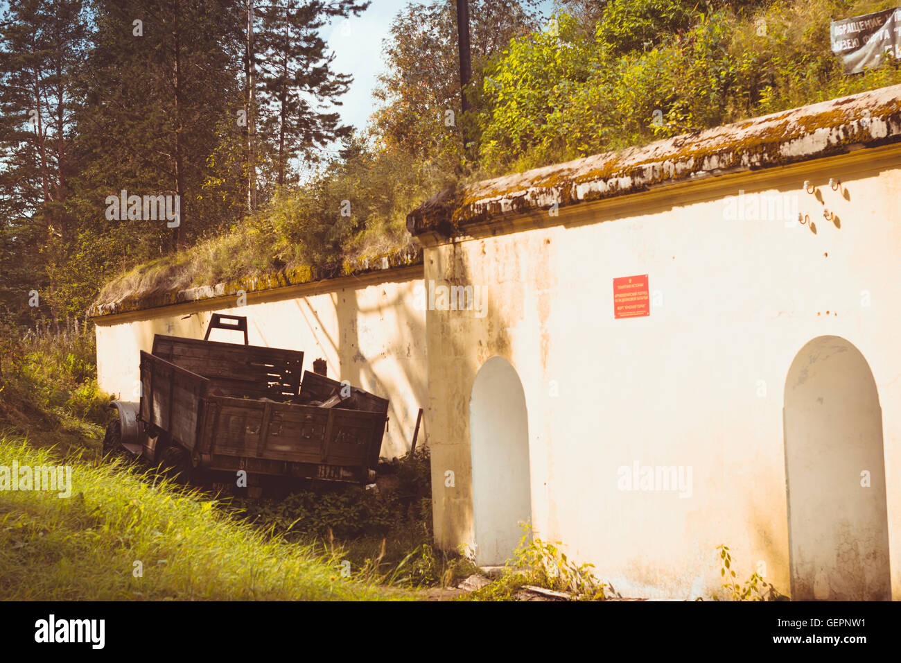 ZIL voiture rouillée sur abandonné sur l'armée bunker de protection-site historique de Fort Krasnaya Gorka, Russie Banque D'Images