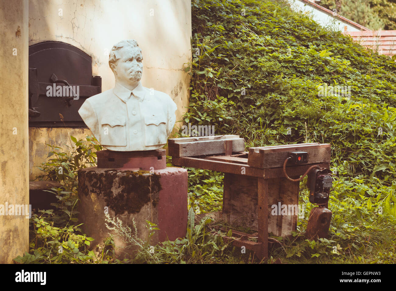 Monument brisé de Maxime Gorki à propos de protection abandonnés sur le bunker-militaire site historique de Fort Krasnaya Gorka, Russie Banque D'Images