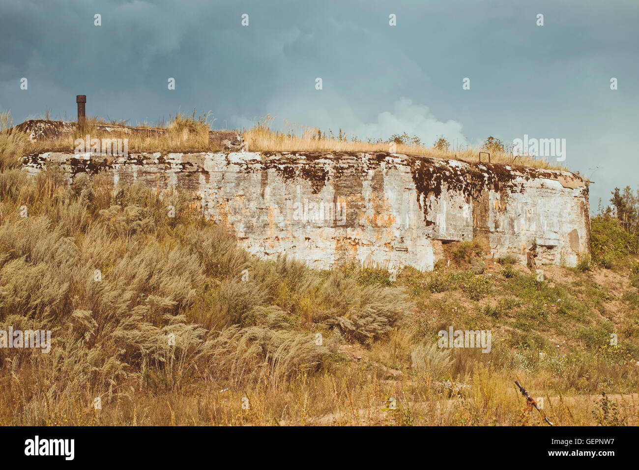 Sur le bunker de protection abandonnés-militaire site historique de Fort Krasnaya Gorka, Russie Banque D'Images