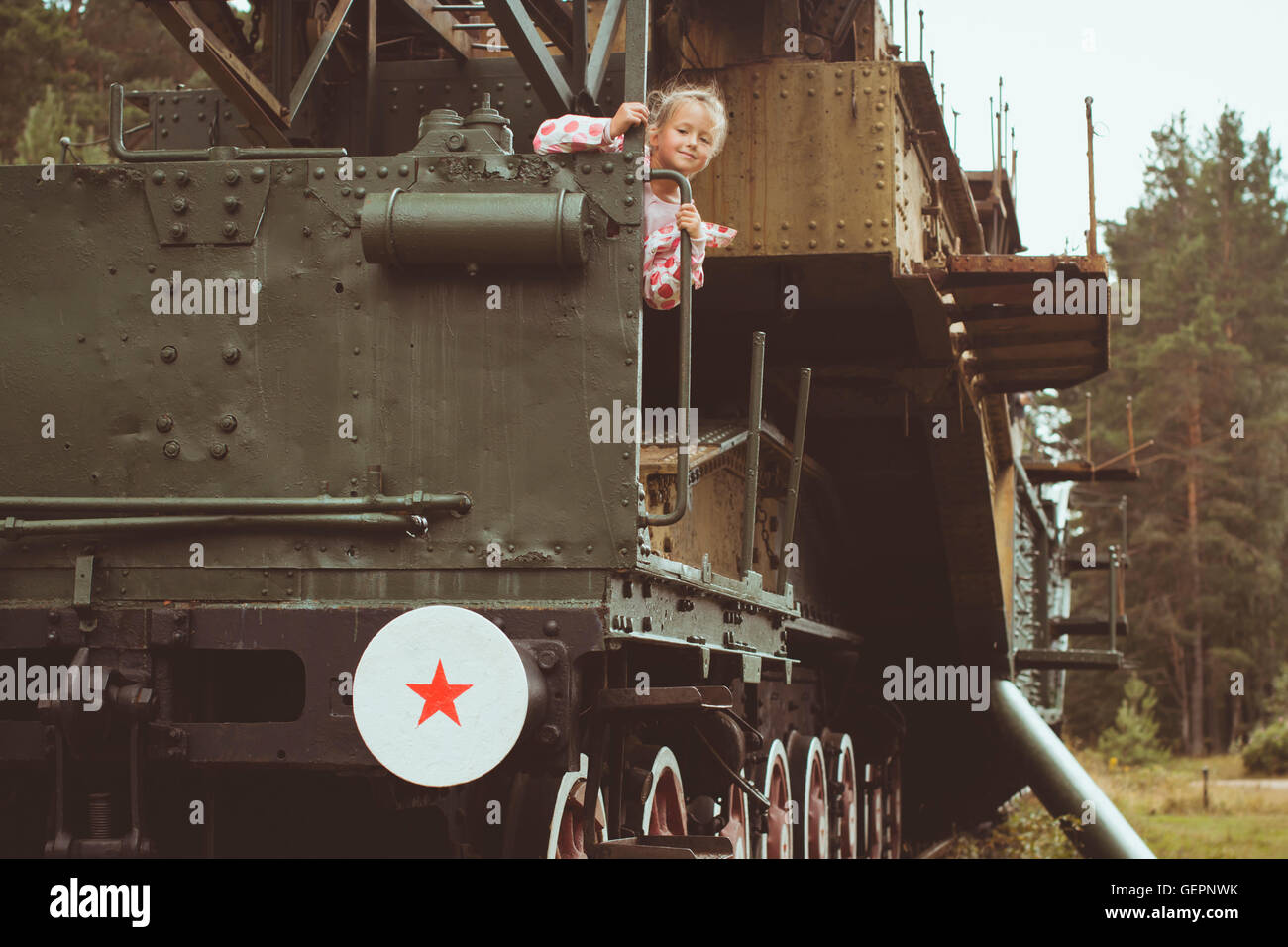 Fille dans un dossier rose sur un 305 mm sur l'installation TM-3-12-militaire site historique de Fort Krasnaya Gorka, Russie Banque D'Images