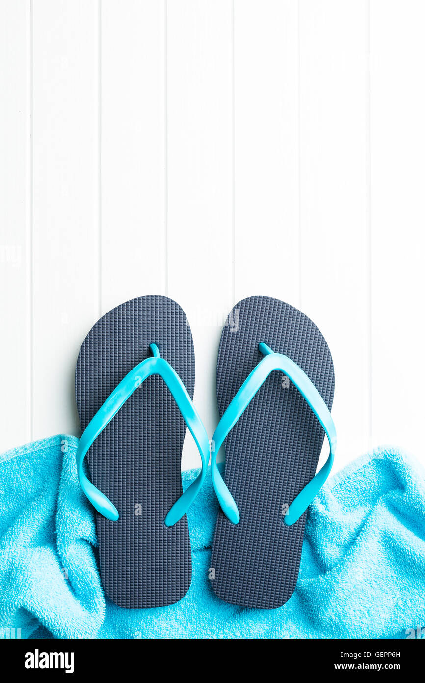 Tongs bleu avec une serviette. Banque D'Images