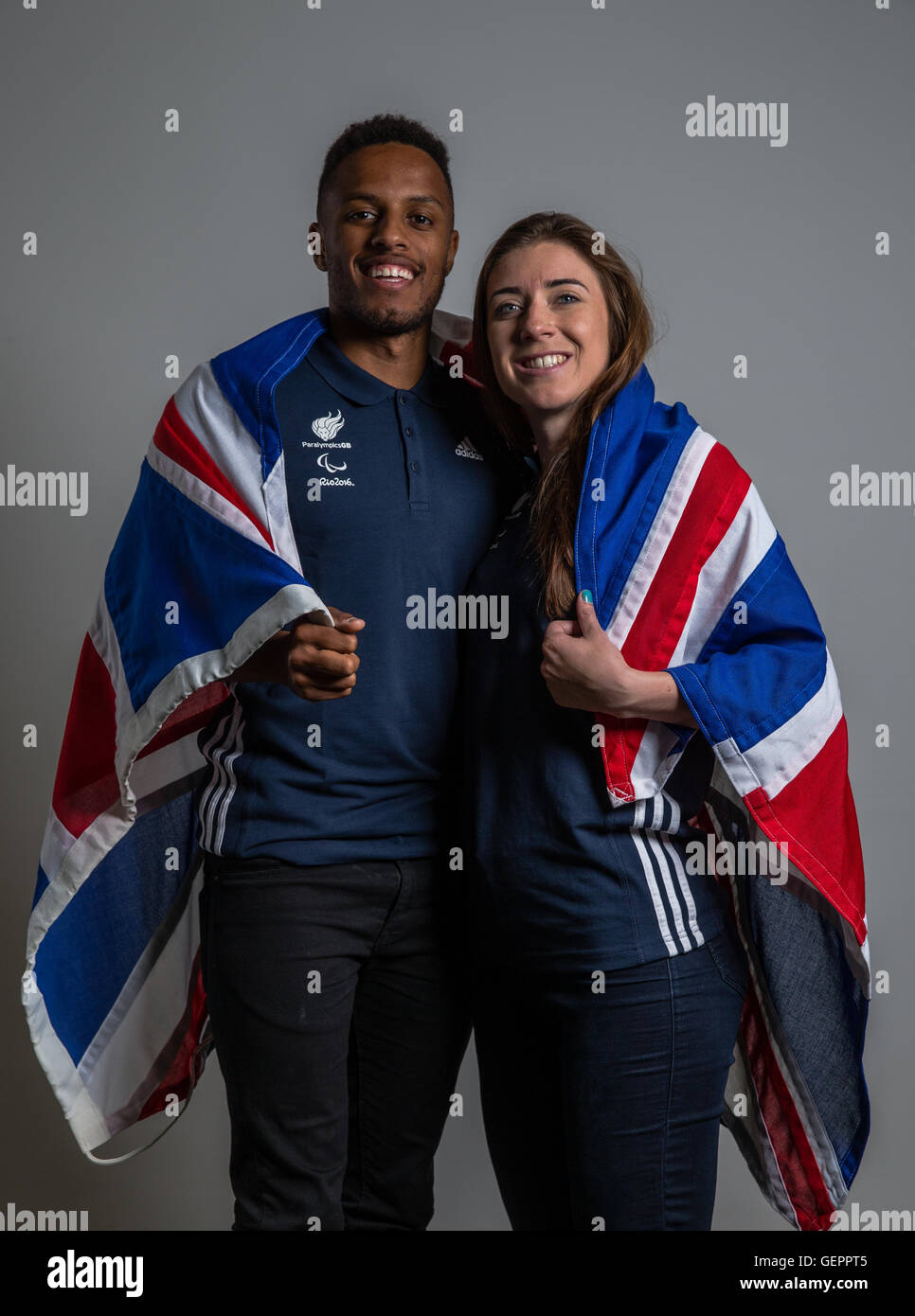 Grande-bretagne's Guide runner Chris Clarke et Libby Clegg (T11 100m & 200m) pose au cours d'une équipe d'athlétisme annonce ParalympicsGB chez Deloitte, Londres. Banque D'Images