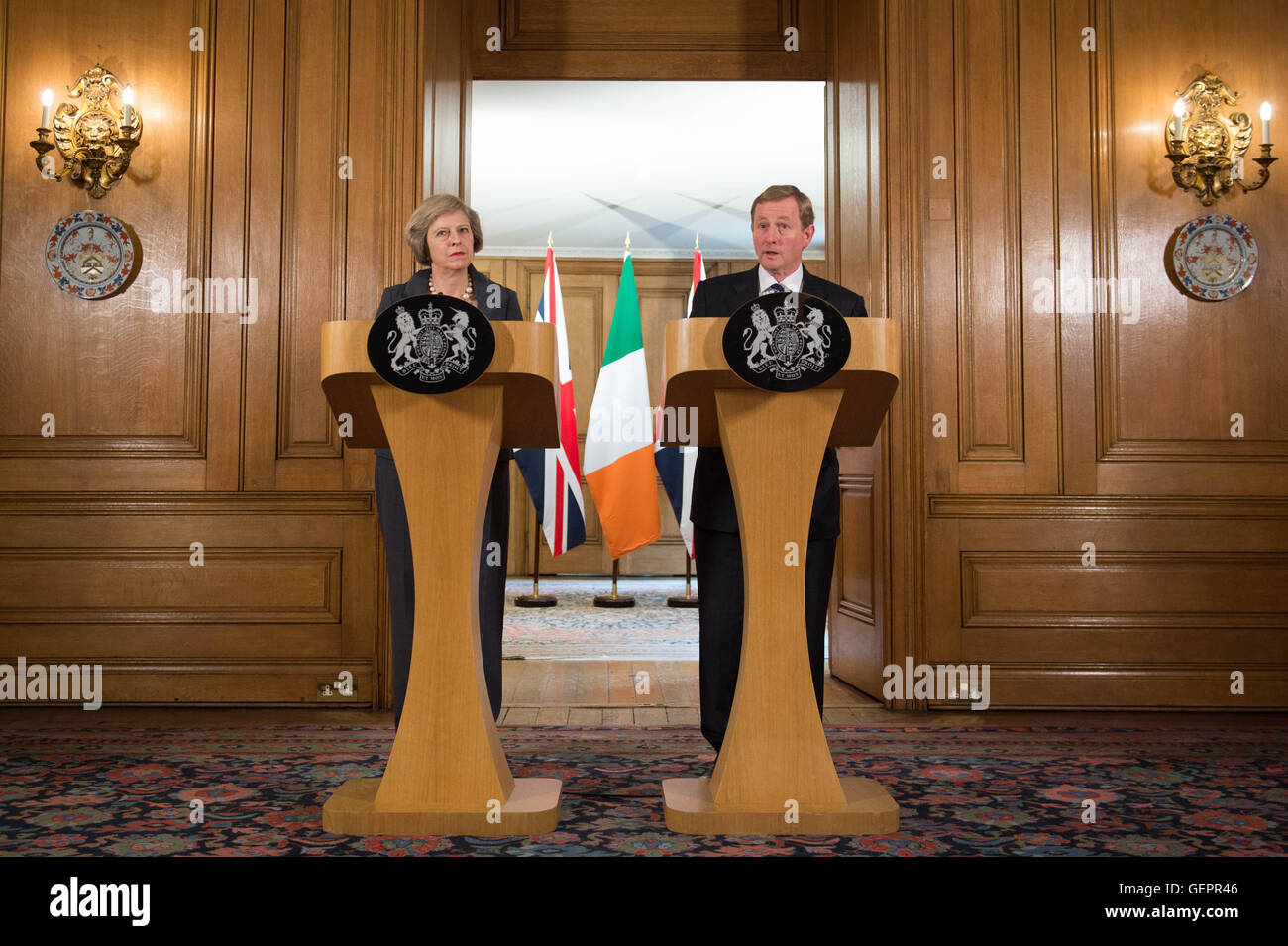 Premier ministre Theresa Mai et Premier ministre irlandais Enda Kenny parler aux médias à l'intérieur de 10 Downing Street, Londres, après les dernières réunions sur la façon Brexit se déroulera. Banque D'Images