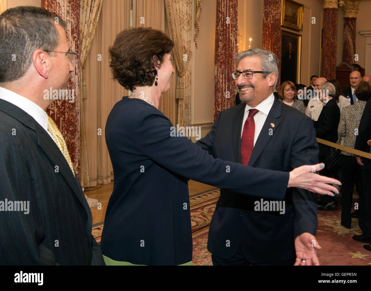 L'ambassadeur Jacobson Hugs Mexican Sous-chef de mission aux États-Unis Hernández Joseph Après avoir été assermenté comme nouvel ambassadeur des États-Unis au Mexique Banque D'Images