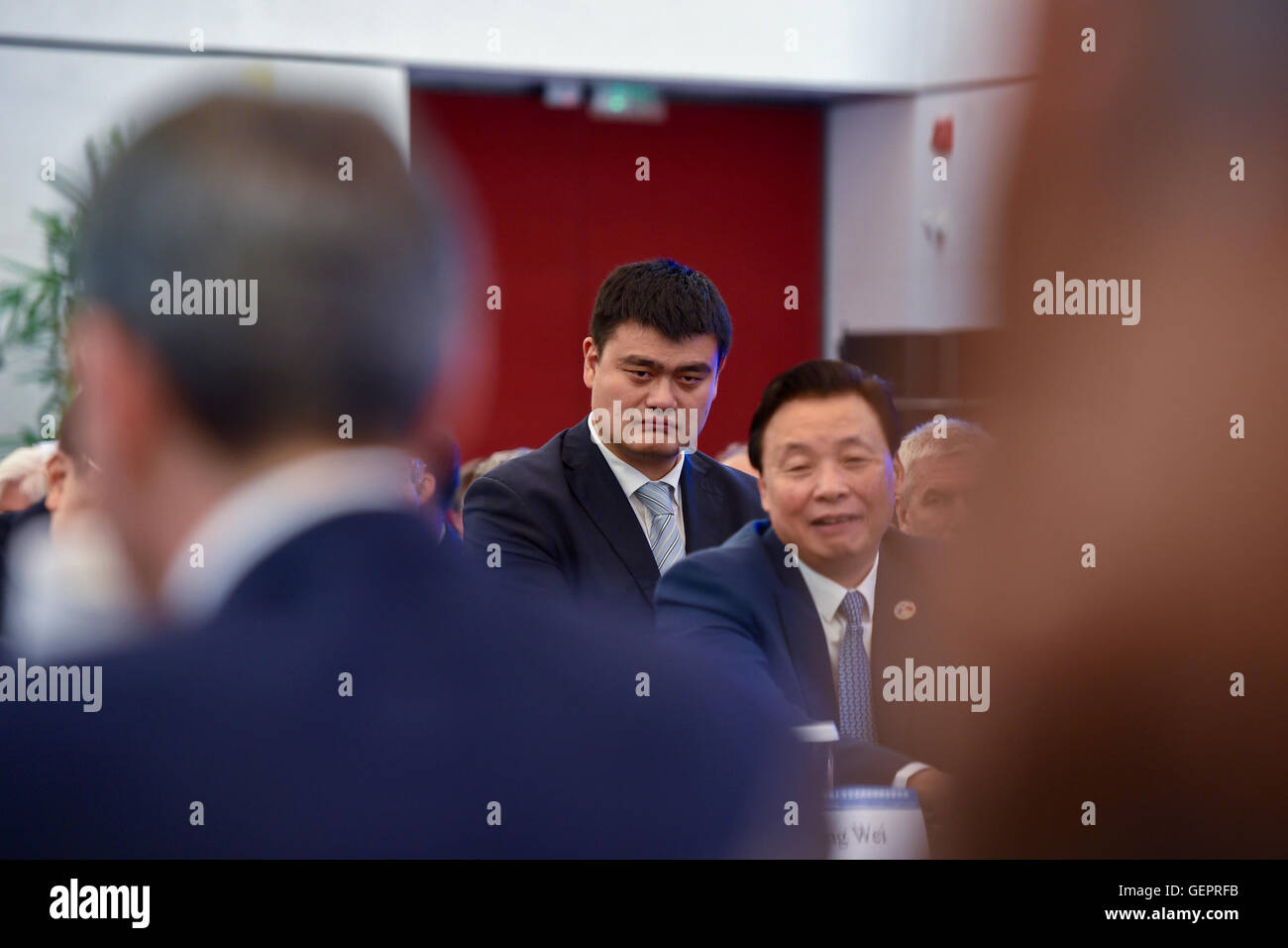 L'ancien joueur NBA Yao Ming regarde Kerry secrétaire et vice-Premier ministre chinois Liu prononcera une allocution à l'occasion de consultations sino-américaines sur les échanger à Beijing Banque D'Images