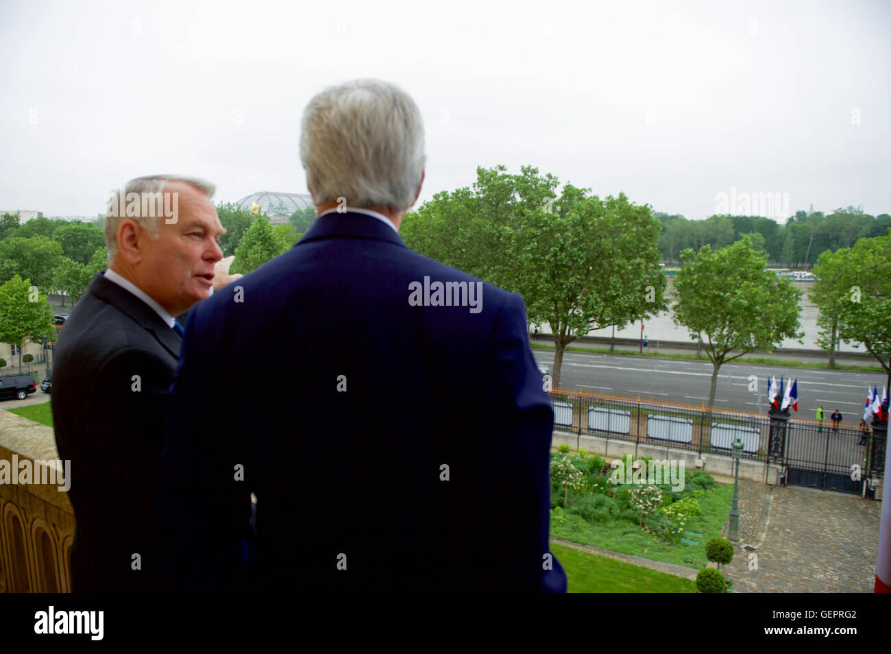 Le ministre français des Affaires étrangères, Jean-Marc Ayrault et secrétaire Kerry debout sur un balcon au Quai d'Orsay Banque D'Images