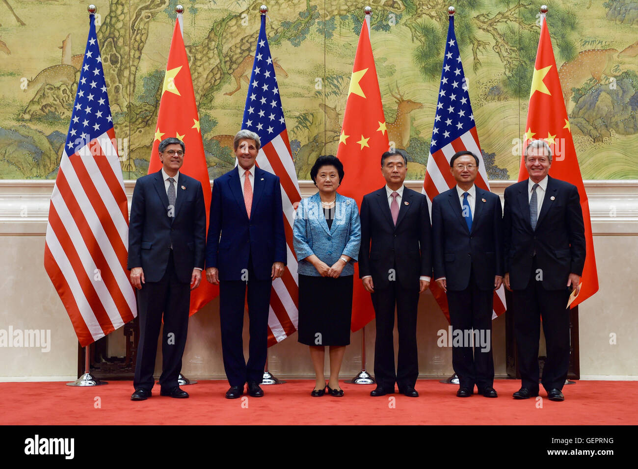 Kerry secrétaires et Lew, et l'Ambassadeur Baucus posent pour une photo avec le vice-Premiers ministres chinois Liu et Wang, et le Conseiller d'Etat chinois Yang avant un dîner au cours de l'U.S.-China Dialogue stratégique et économique à Beijing Banque D'Images