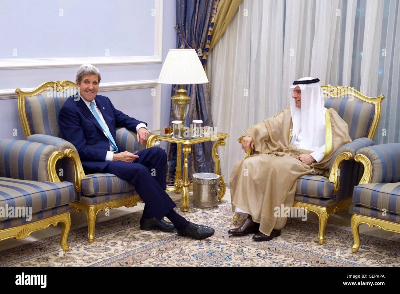 John Kerry secrétaire siège avec l'Arabie saoudite le Ministre des affaires étrangères, Adel al-Jubeir Banque D'Images
