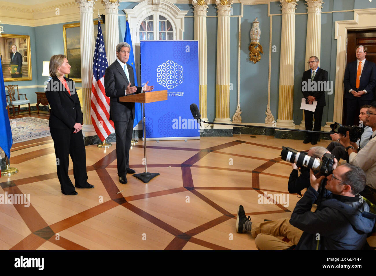 Kerry secrétaire et haut représentant de l'Union européenne adresse Mogherini Reporters à Washington Banque D'Images