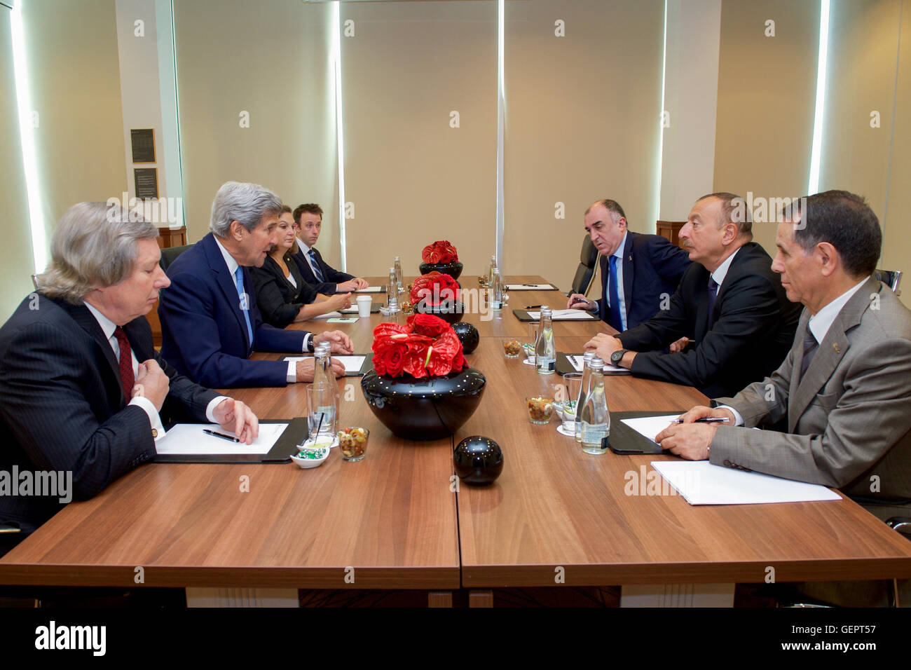 Kerry secrétaire et sa délégation s'asseoir en face de Le président azerbaïdjanais Aliyev, à l'Hôtel Intercontinental à Varsovie au début d'une rencontre bilatérale en marge du sommet de l'OTAN Banque D'Images