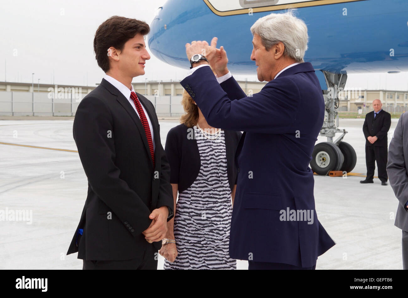 Kerry s'entretient avec l'Ambassadeur Secrétaire Caroline Kennedy Schlossberg fils Jack à son arrivée à Hiroshima Banque D'Images