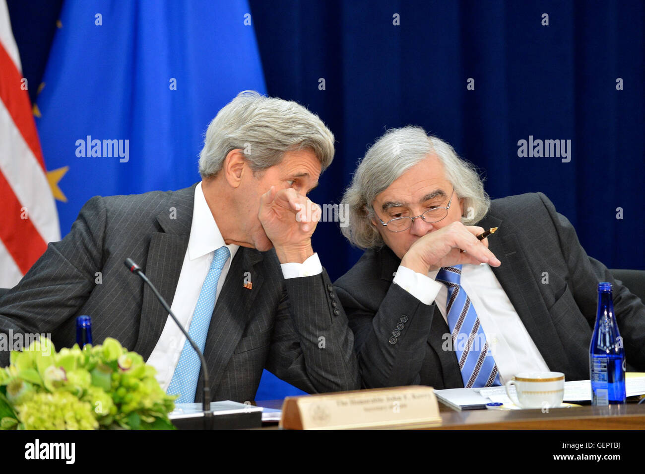 Kerry s'entretient avec le secrétaire Le secrétaire de l'Énergie, Moniz à la septième États-Unis-UE Conseil de l'énergie Réunion à Washington Banque D'Images