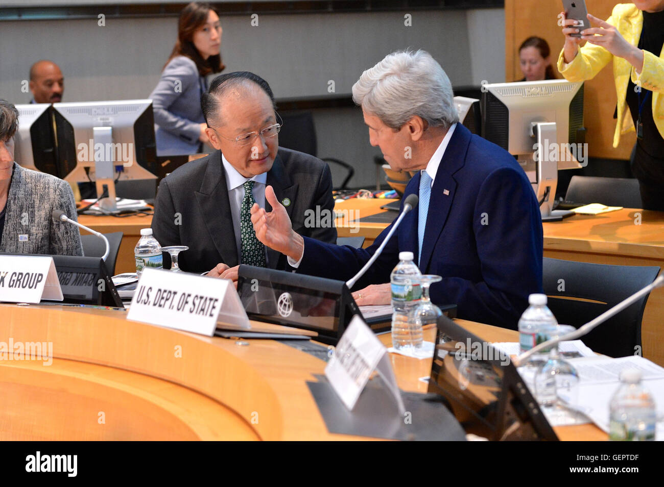 Kerry secrétaire s'entretient avec le président de la Banque mondiale, Kim Avant Livraison Allocution à l'Initiative Global Connect Cas à Washington Banque D'Images