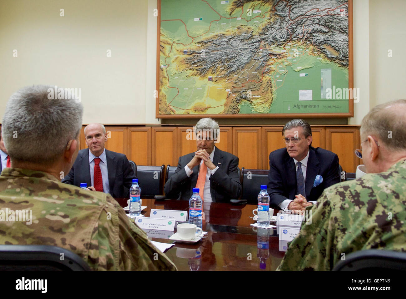 Kerry secrétaire obtient un exposé du général de l'armée américaine John Nicholson à Kaboul Banque D'Images