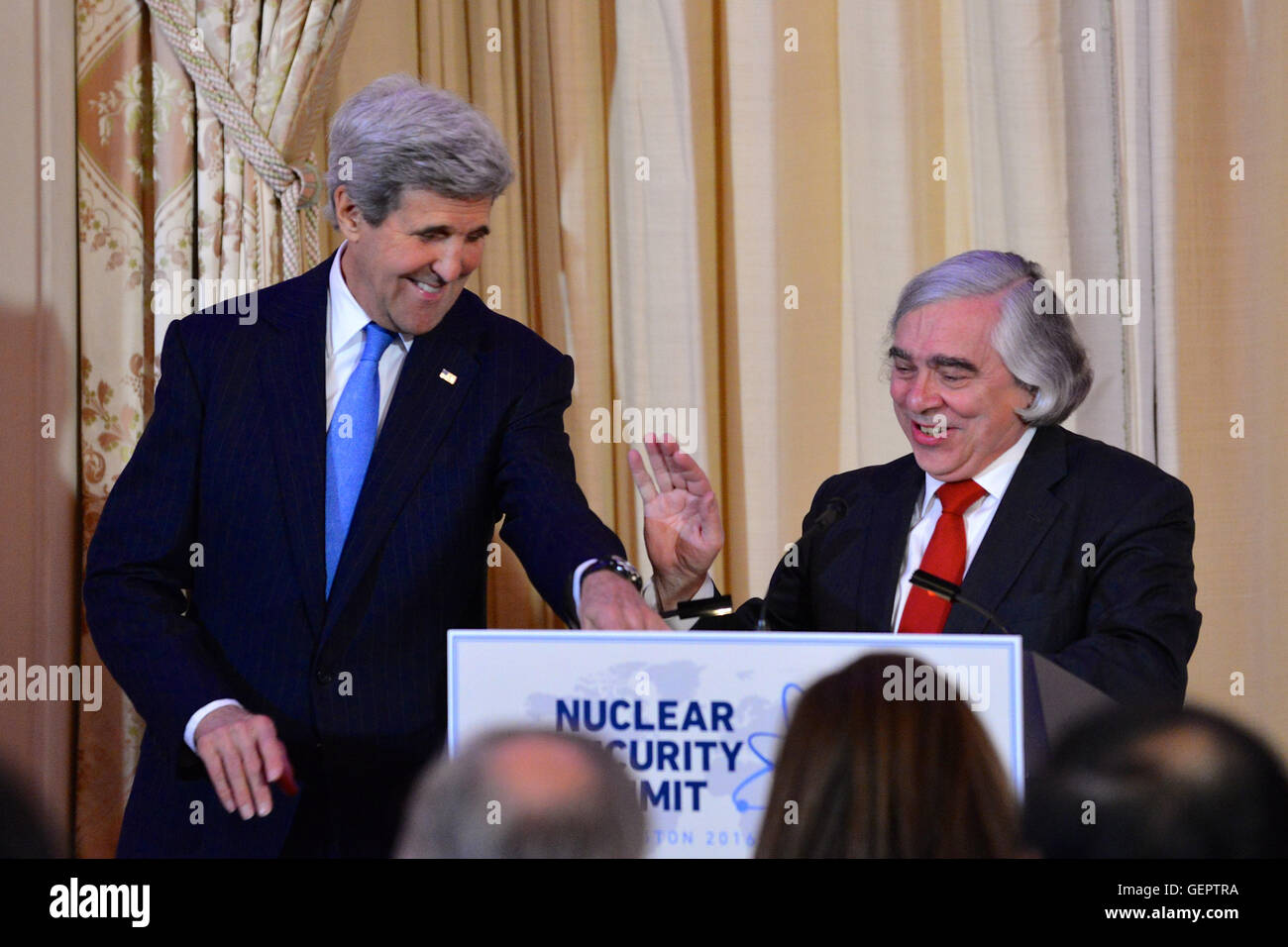 Permet de régler le secrétaire Kerry lutrin comme secrétaire de l'Énergie, Moniz se prépare à prononcer une allocution lors d'un dîner pour les lois sur les Secrétaires 2016 Sommet sur la sécurité nucléaire à Washington Banque D'Images
