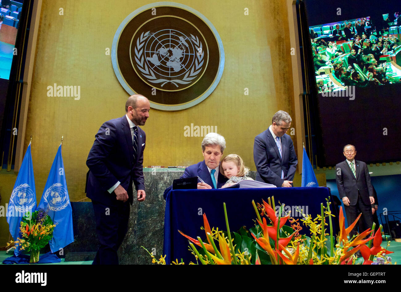 Petite-fille Dobbs-Higginson Secrétaire Kerry détient sur les genoux pendant que la signature d'accord sur le Changement Climatique COP21 à l'Assemblée générale de l'Hall à New York Banque D'Images