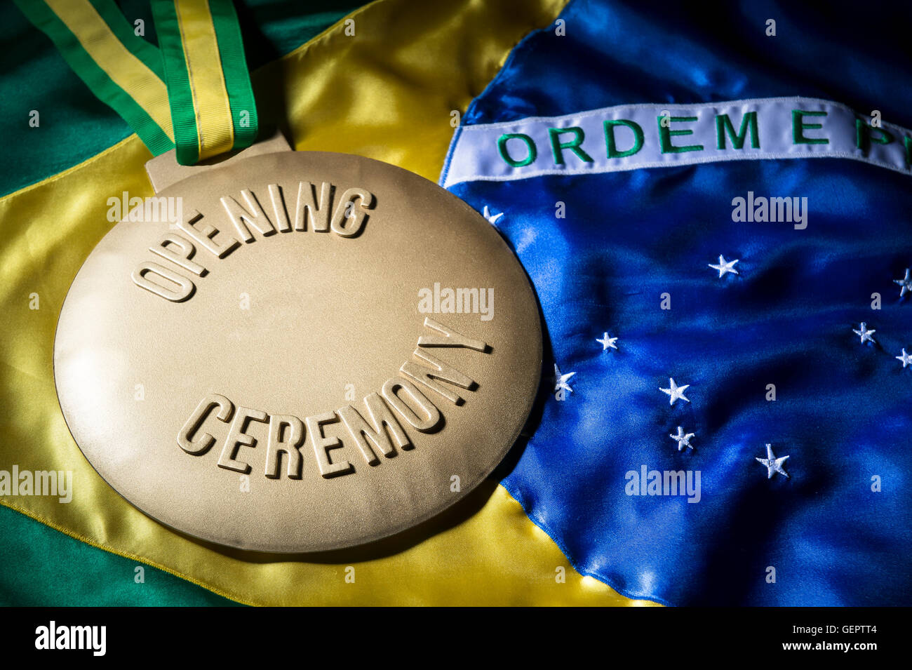 Grande médaille d'or sur le drapeau du Brésil commémorant la cérémonie d'ouverture d'un événement sportif Banque D'Images