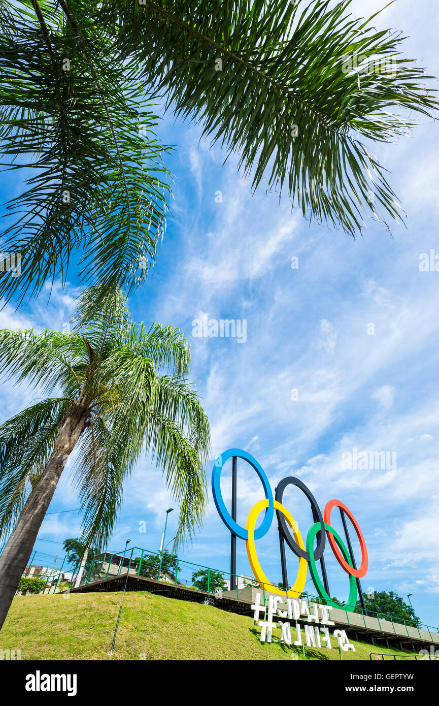 RIO DE JANEIRO - le 18 mars 2016 : stand anneaux olympiques sous de hauts palmiers dans le parc Parque Madureira, dans la Zona Norte. Banque D'Images