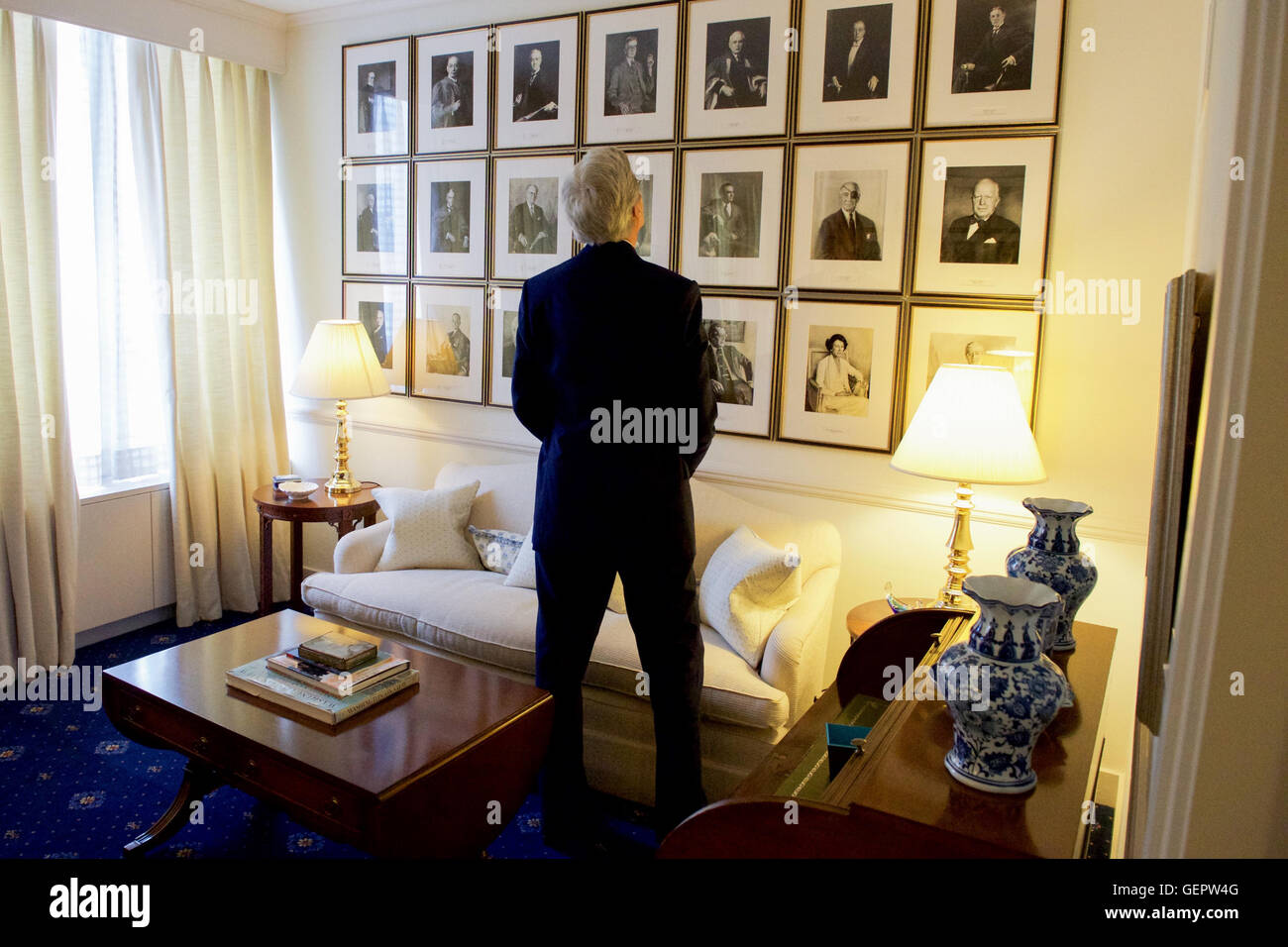 Kerry secrétaire regarde des portraits d'anciens ambassadeurs américains à la Cour de Saint James lors d'une visite à l'ambassade des États-Unis à Londres Banque D'Images