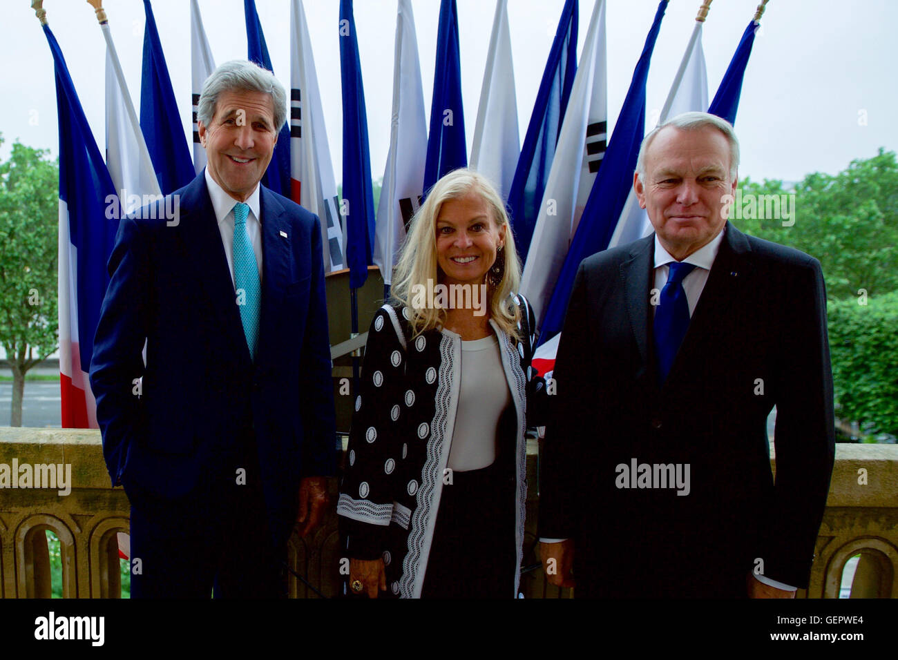 Kerry secrétaire pose pour une photo avec le Ministre français des Affaires étrangères, Jean-Marc Ayrault et l'Ambassadeur des États-Unis Hartley Banque D'Images