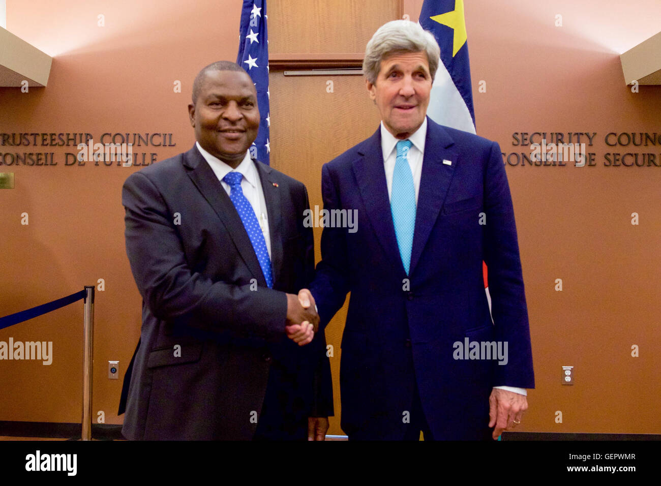 Kerry secrétaire serre la main du Président de la République d'Afrique centrale Touadéra avant leur réunion bilatérale après la signature de l'Accord sur le Changement Climatique COP21 le jour de la Terre à New York Banque D'Images