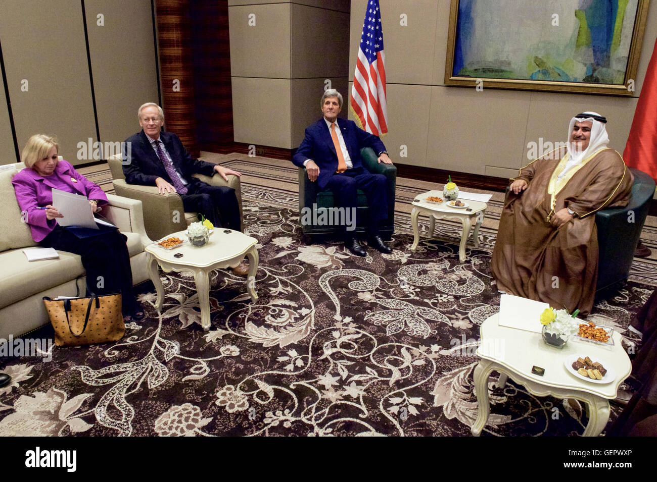 Kerry secrétaire siège avec le Ministre des affaires étrangères de Bahreïn Sheikh Khalid bin Ahmed al-Khalifa Banque D'Images