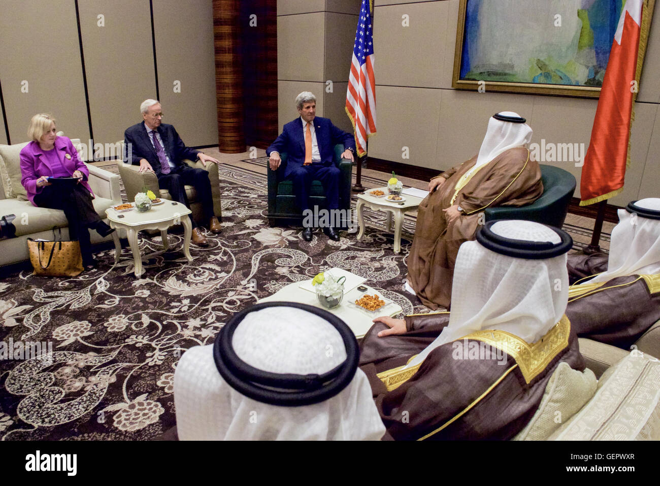 Kerry secrétaire siège avec le Ministre des affaires étrangères de Bahreïn Sheikh Khalid bin Ahmed al-Khalifa Banque D'Images