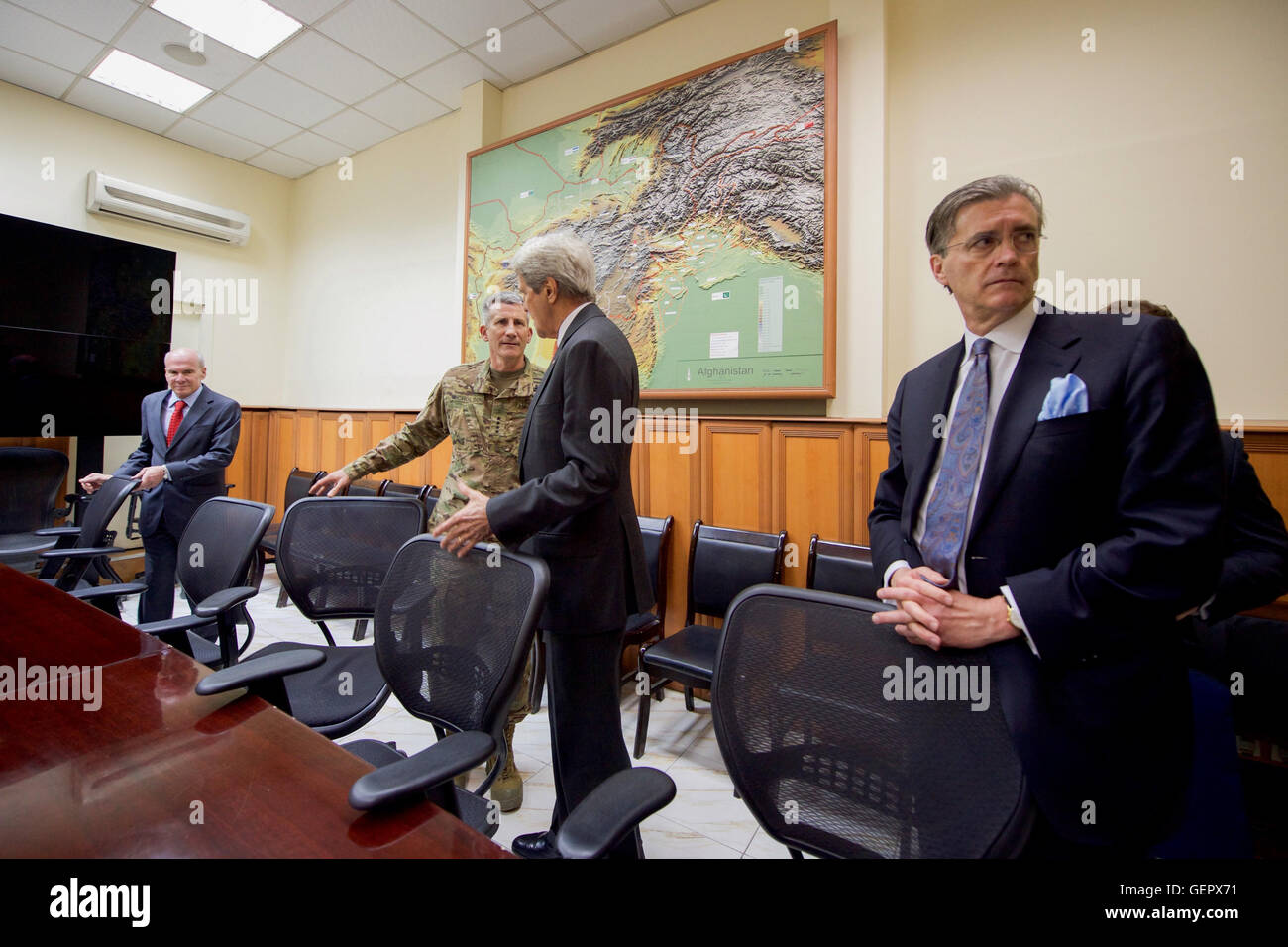 Kerry parle avec le secrétaire général de l'armée américaine John Nicholson à Kaboul Banque D'Images