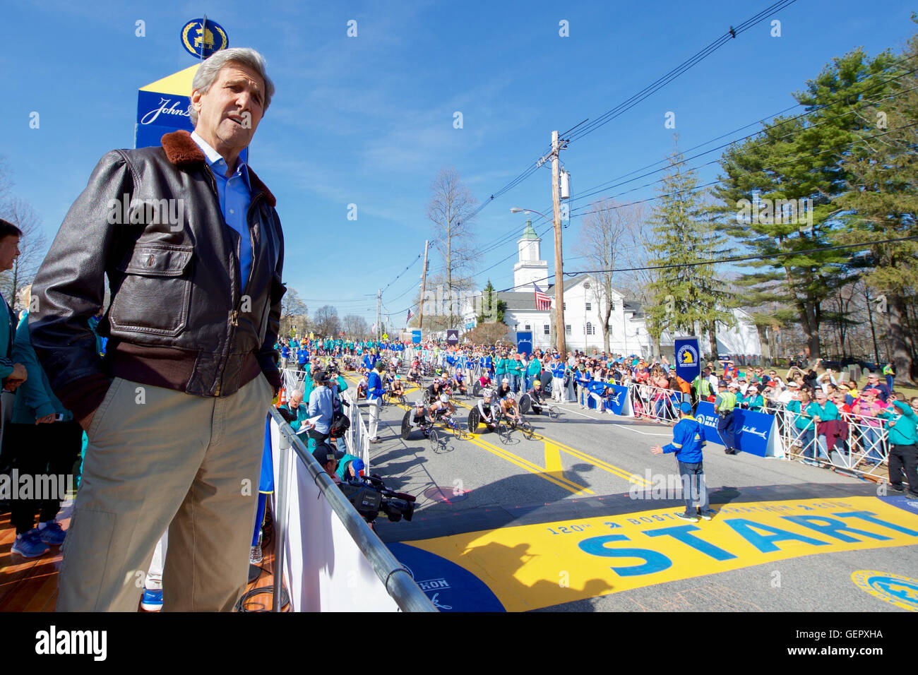 Kerry secrétaire regarde les concurrents quittent la ligne de départ après avoir tiré le coup de canon pour le Push-Rim section fauteuils du Marathon de Boston Banque D'Images