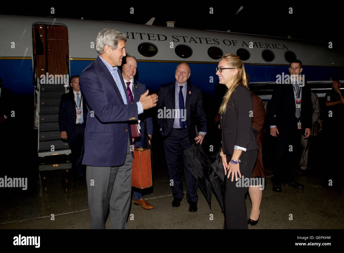 Les vagues d'un Kerry Secrétaire Ambassade des États-Unis stagiaire après l'atterrissage à Ottawa, Canada Banque D'Images