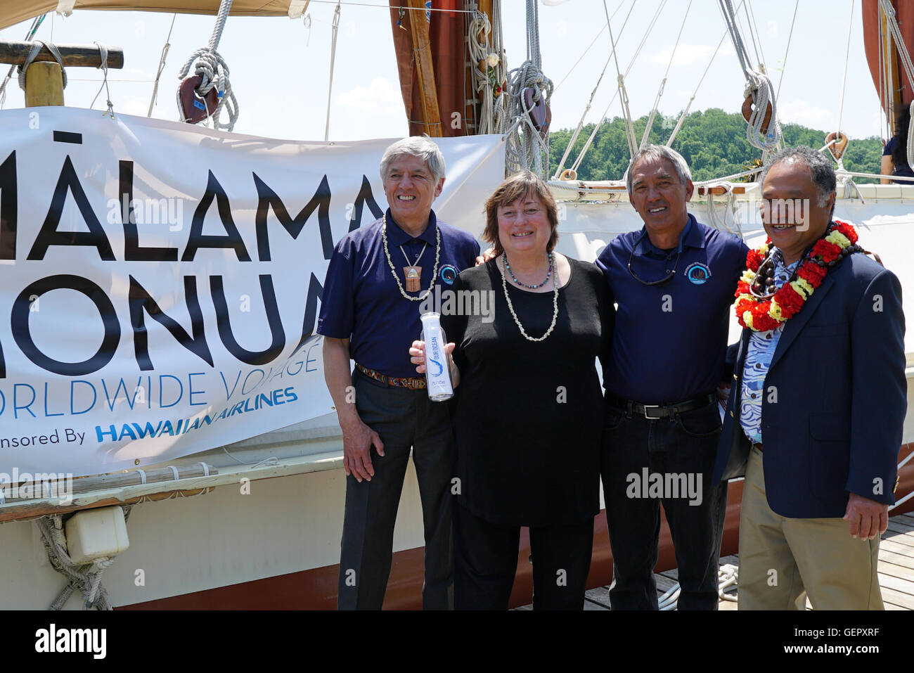 Sous-secrétaire d'État Novelli pose pour une photo avec les dirigeants de la société polynésienne voyageant à Washington Banque D'Images