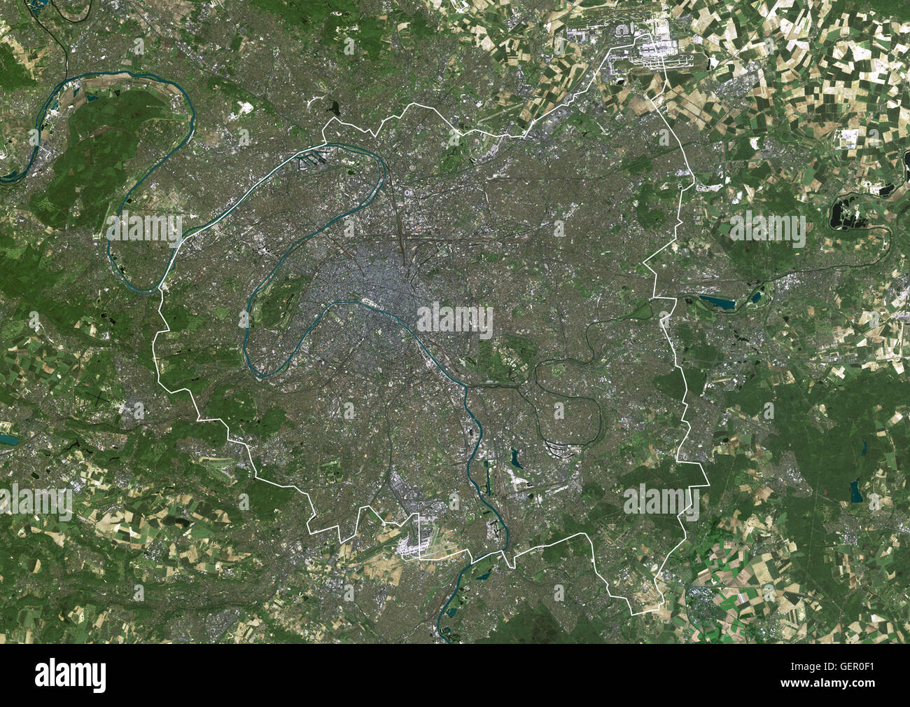 Image satellite (avec des frontières) du Grand Paris avec la ville de Paris au centre. Le territoire couvert est d'environ 60 km x 40 km. Cette image a été compilé à partir de données acquises par satellite Landsat 7. Banque D'Images