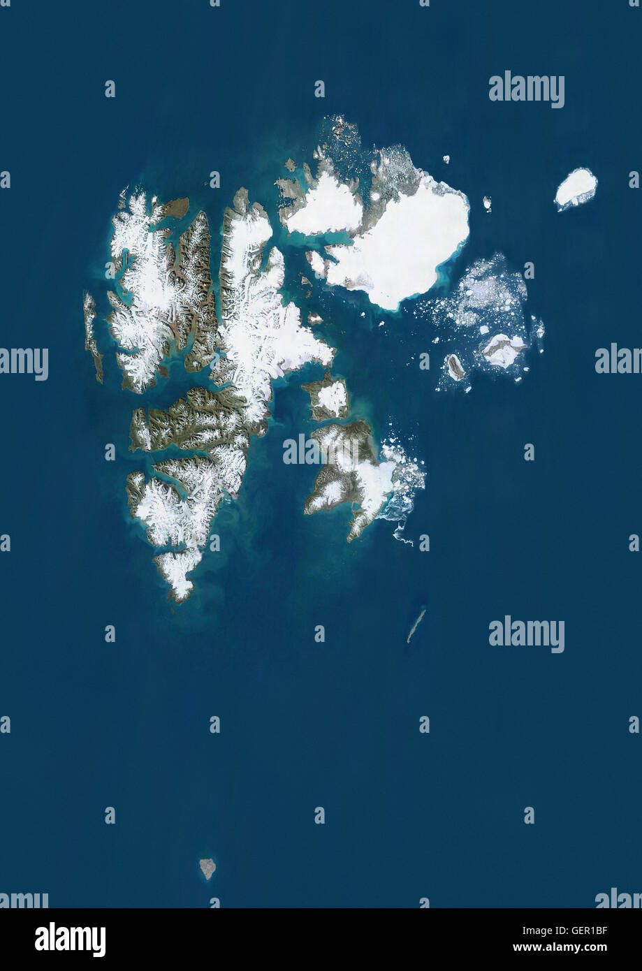 Vue satellite de Svalbard, Norvège. C'est un archipel dans l'océan Arctique. Cette image a été compilé à partir de données acquises par les satellites Landsat. Banque D'Images