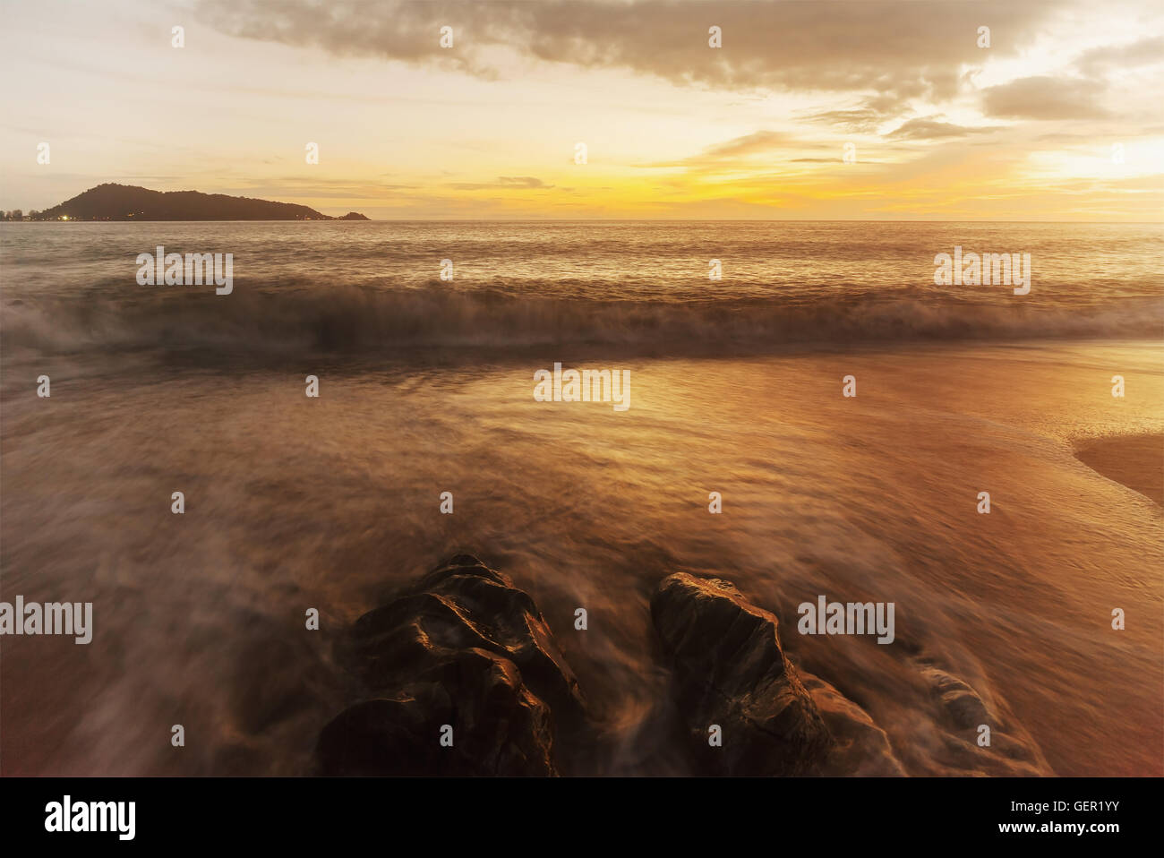 Coucher de soleil plage de la mer avec Sky et de nuages au crépuscule sur la lumière du soleil et de tons sombres, long de la technique d'exposition Banque D'Images