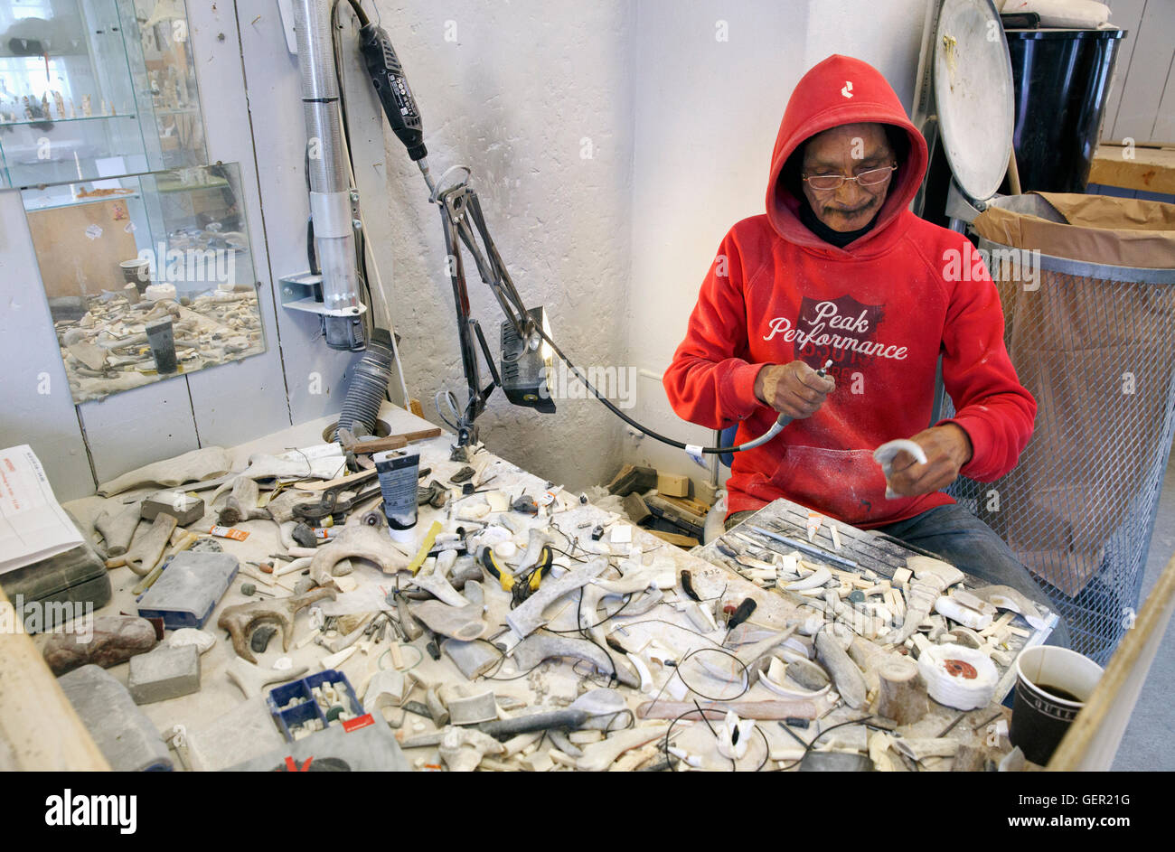 Un homme faisant des sculptures de l'os lors d'un atelier tenu à Ilulissat, Groenland. Banque D'Images