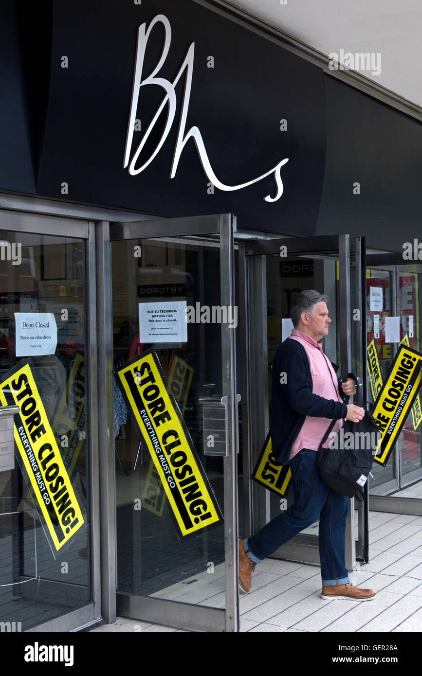 Un client de quitter un magasin BHS avec 'Store' les panneaux de fermeture sur la porte dans la rue Princes Street, Edinburgh, Ecosse, Royaume-Uni. Banque D'Images