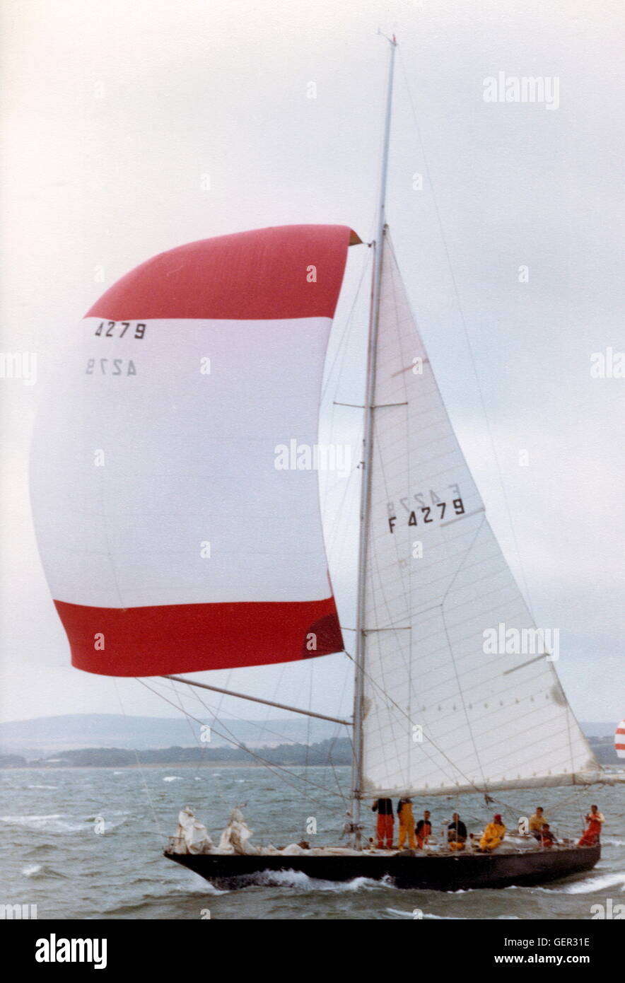 AJAXNETPHOTO. Août, 1973. SOLENT,ANGLETERRE. - ADMIRAL'S CUP - YACHT FRANÇAIS Pen Duick III (FR) LORS D'UNE COURSE CÔTIÈRE DANS LE SOLENT. PHOTO:JONATHAN EASTLAND/AJAX REF:73002 Banque D'Images