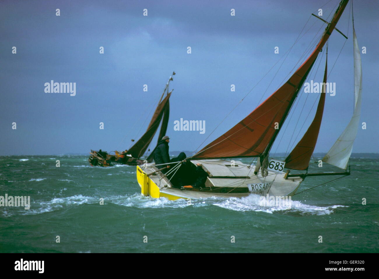 Nouvelles photos d'AJAX. 1977. SOLENT, en Angleterre. - Vieilles coques - ROSABEL (LE PLUS PROCHE) de l'APPAREIL PHOTO ET UN AUTRE CONCURRENT BATAILLE A STIFF BREEZE DANS LE SOLENT vieilles coques ANNUEL DE LA RACE. PHOTO:JONATHAN EASTLAND/AJAX REF:HDD/YA__704023 DARŁOWO Banque D'Images