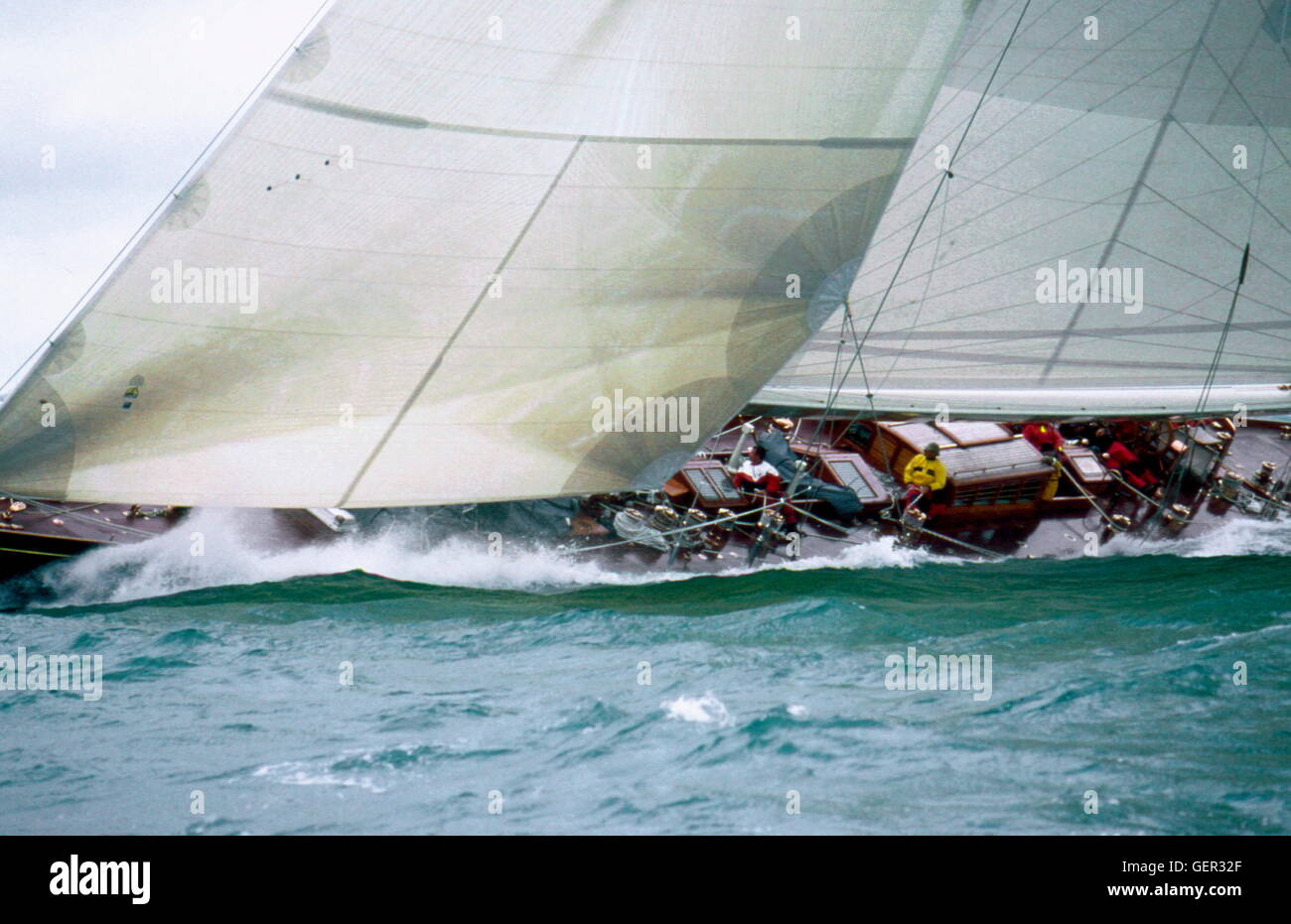 AJAXNETPHOTO. AUG 19th, 2001. COWES. I.O.W. L'Angleterre. AMERICA'S CUP - SILVR JUBILÉ - LE YACHT CLASSE J SHAMROCK V AU DÉBUT DE LA REMISE EN VIGUEUR DU JUBILÉ DE L'AMERICA'S CUP RACE TOUR DE L'île. PHOTO : JONATHAN EASTLAND/AJAX. REF : 001269. Banque D'Images