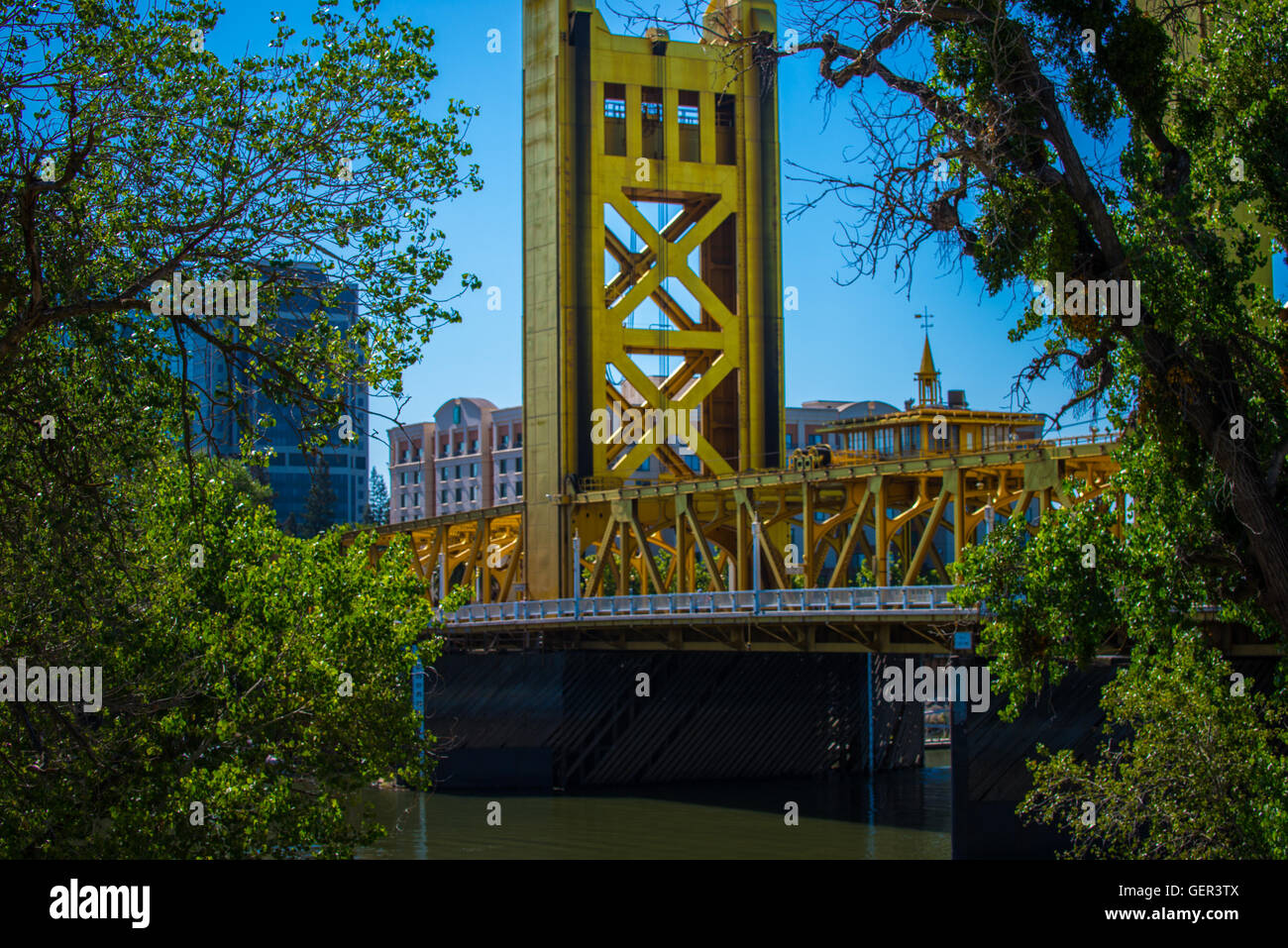 Pont de levage vertical de l'autre côté de la rivière Sacramento Capitol de Californie Banque D'Images