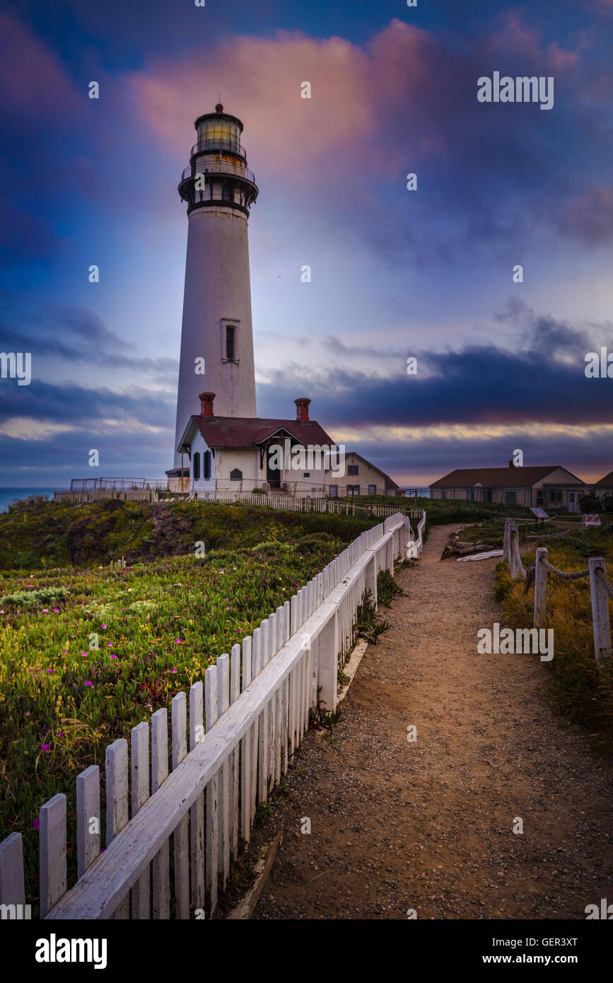 Clôture blanche menant à Pigeon Point Lighthouse Composition verticale Banque D'Images