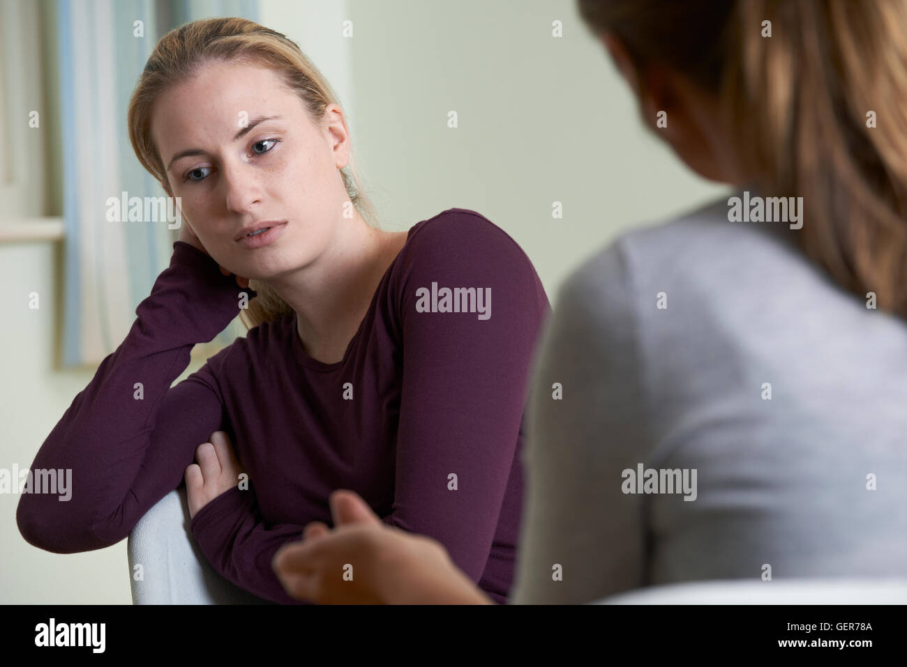 Jeune femme la discussion des problèmes avec conseiller Banque D'Images