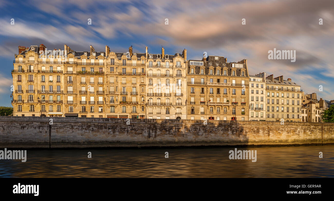Tôt le matin, la lumière sur les quais de Seine, Ile de la Cité de l'architecture Haussmannienne et bâtiments à Paris, France Banque D'Images
