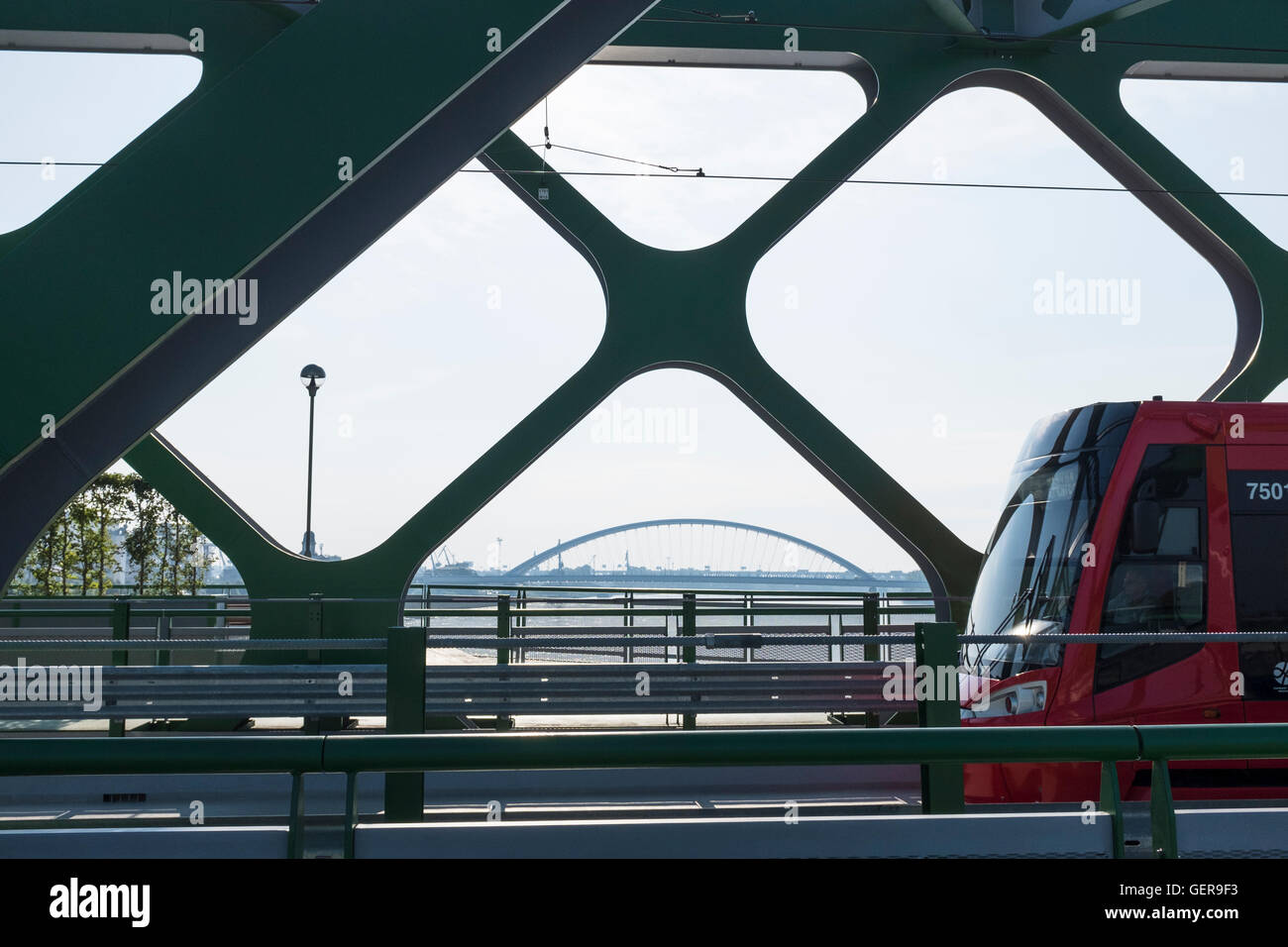 Bratislava, APollo bridgev, vie de l'ancien pont dans une lumière du matin Banque D'Images