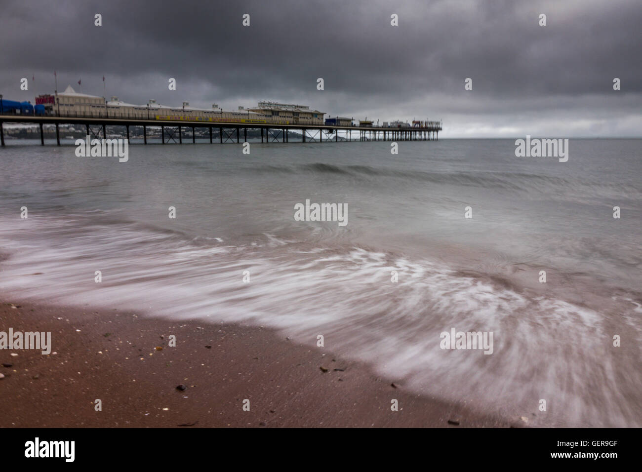 Sur la jetée de la plage de Paignton près de Torquay dans le Devon sur un jour de tempête Banque D'Images