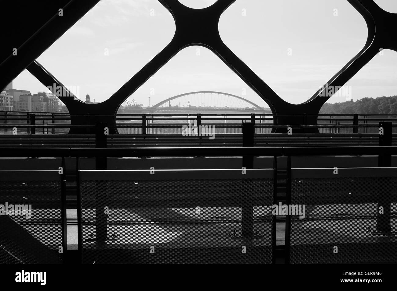 Bratislava, APollo bridgev, vie de l'ancien pont dans une lumière du matin Banque D'Images