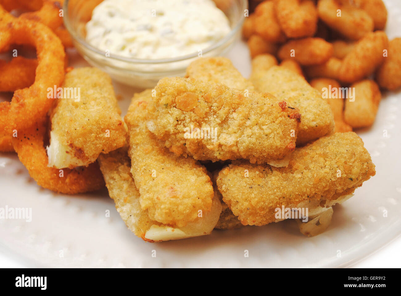 Close Up de Bâtonnets de mozzarella Frits sur un plat Banque D'Images