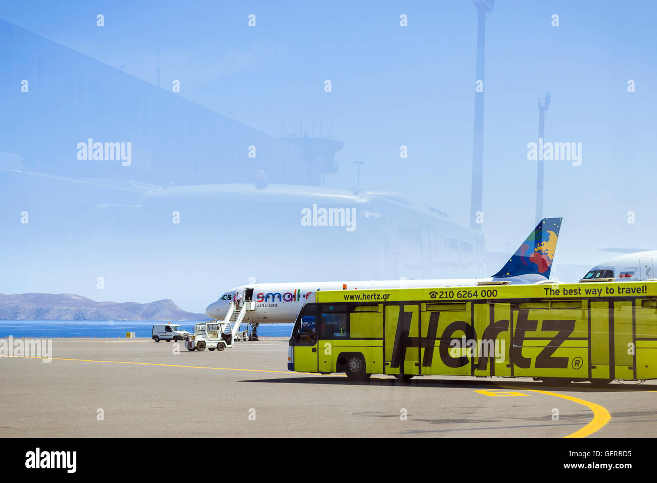 HERAKLION, GRÈCE - 28 avril 2016 : Airbus A320 Polish Airlines petite planète est en préparation avant vol à Héraklion Banque D'Images