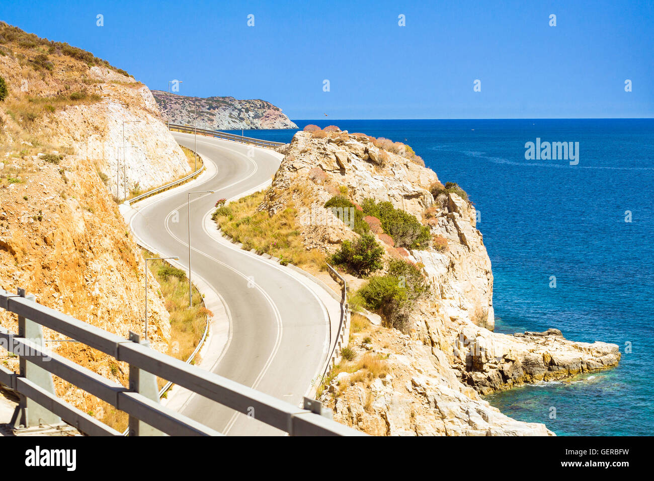 Les routes de montagne et serpentines de Crète, les voitures se déplacent le long de la route sinueuse le long de la mer, Héraklion, Crète, Grèce Banque D'Images